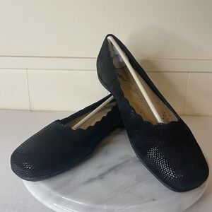 Trotters Sabine Black Textured Leather Flats Size 10.5W